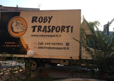2021-04-Roby-Trasporti-Mezzo-per-Trasloco-Condominio-Rovello-Porro-Slogan